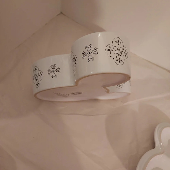 Disney White & Black Mickey Mouse Casserole Dish with Lid Snowflake Design - Picture 6 of 10